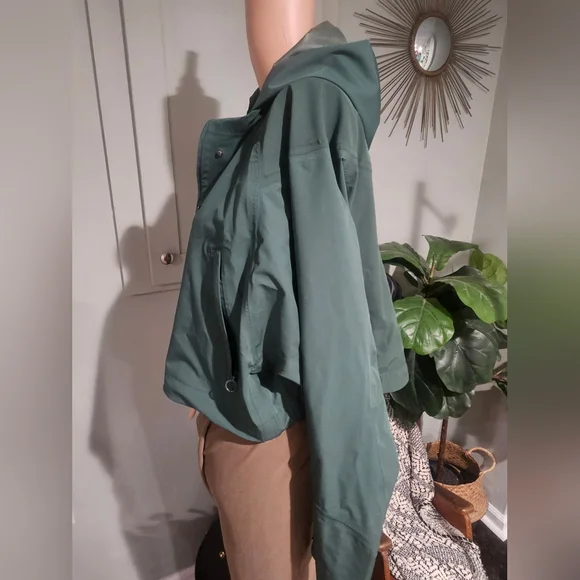FABLETICS Cropped Hooded Jacket – Green | Lightweight Performance Layer. Small - Picture 10 of 16
